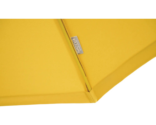 Detailansicht eines Sonnenschirms mit dem Siena Garden Logo.