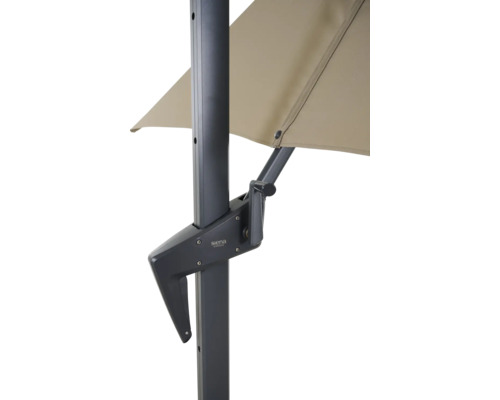 Detailaufnahme eines Sonnenschirms mit Mast und Befestigungsmechanismus.