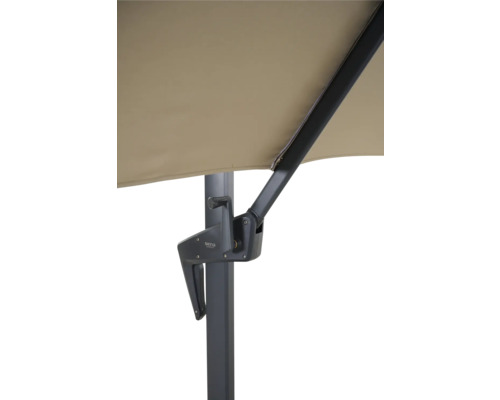 Detailaufnahme eines Sonnenschirms mit grauem Gestell und beigem Schirmdach.