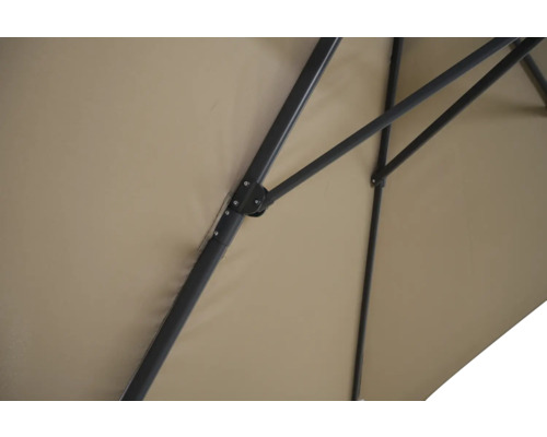 Detailansicht eines Sonnenschirms mit Metallgestell und Stoffbespannung
