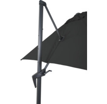 Detailansicht eines Sonnenschirms mit Mast und Ausleger