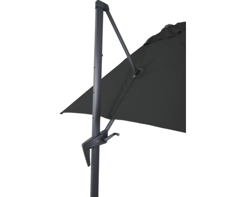 Detailansicht eines Sonnenschirms mit Mast und Ausleger