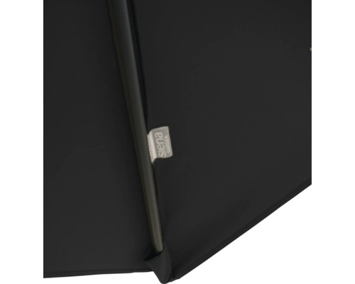 Detailaufnahme eines Sonnenschirms mit dem Siena Garden Logo