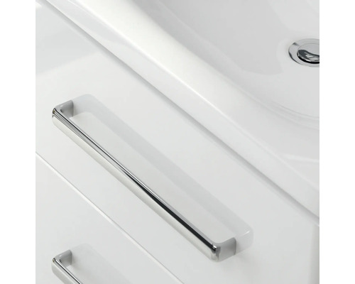 Detailansicht eines Badezimmerschranks mit Waschbecken und Schubladen mit Griffen