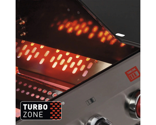Nahaufnahme des beleuchteten Innenraums eines Gasgrills mit Turbo Zone Funktion.
