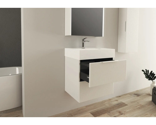 Badezimmer mit Waschbeckenunterschrank, Spiegelschrank und Hängeschrank