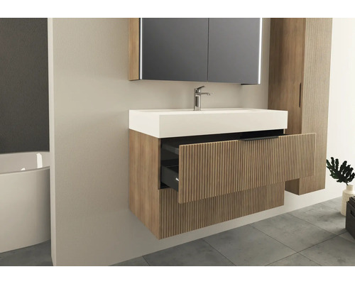 Modernes Badezimmer mit Waschbeckenunterschrank, Spiegelschrank und Hochschrank in Holzoptik