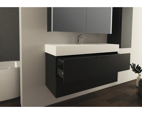 Modernes Badezimmer mit Waschtisch, Spiegel und Schubladen zur Aufbewahrung.