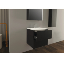 Badezimmer mit Waschtischunterschrank, Waschbecken, Spiegelschrank und Hochschrank