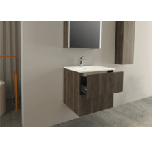 Badezimmer mit Waschtisch, Spiegel und offenem Unterschrank