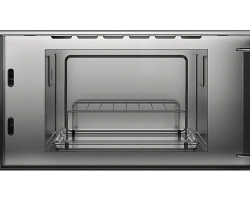 Innenraum eines Ofens mit Gitterrost und Backblech