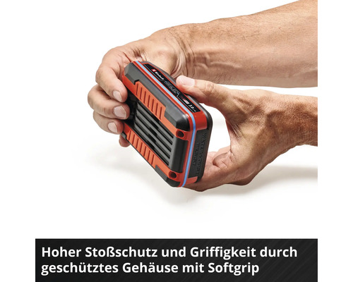 Einhell Power X-Change Akku im Softgrip Gehäuse in Händen