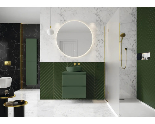 Helles Badezimmer mit Dusche, Waschtisch und Spiegel