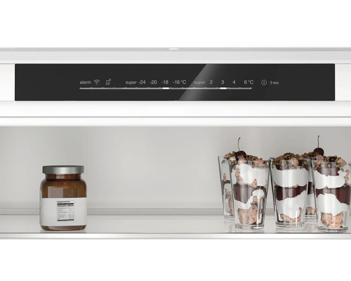 Innenraum eines Kühlschranks mit Lebensmitteln und Bedienfeld