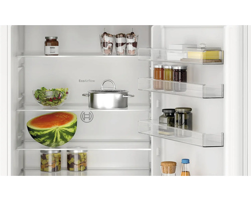 Innenraum eines Kühlschranks mit verschiedenen Lebensmitteln auf den Regalen