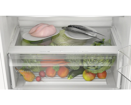 Gefüllter Kühlschrank mit VitaFresh XXL Fach für Gemüse, Obst, Fisch und Fleisch.