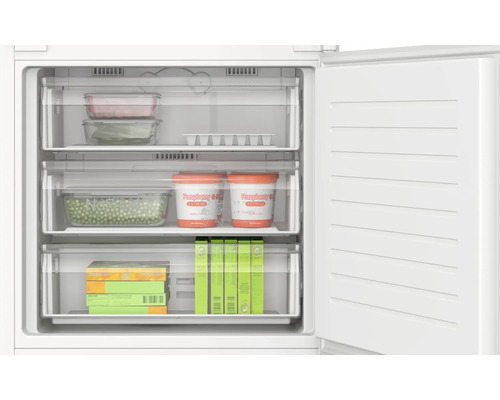 Gefrierschrank mit offenen Schubladen gefüllt mit Lebensmitteln