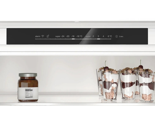 Innenraum eines Kühlschranks mit Speisen und Temperaturanzeige