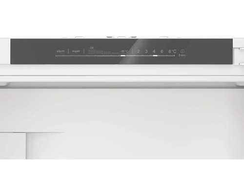 Detailansicht des Bedienfelds eines Kühlschranks mit Temperaturanzeige