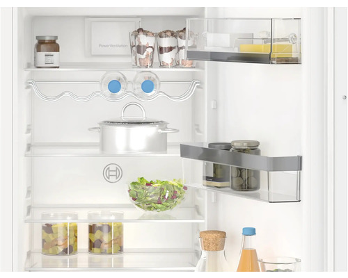 Innenraum eines Kühlschranks mit Lebensmitteln auf Regalen und in Behältern