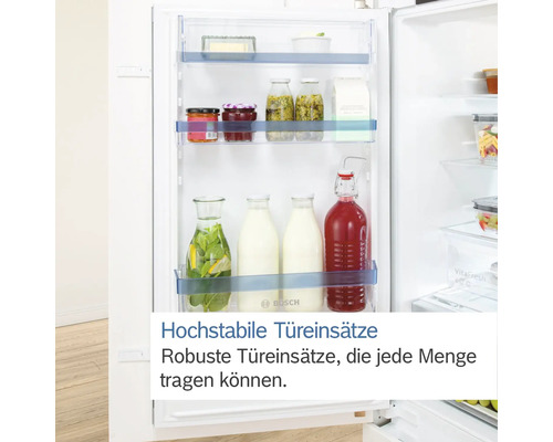 Innenansicht eines Kühlschranks mit befüllten Türfächern