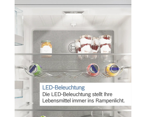 Innenraum eines Kühlschranks mit LED-Beleuchtung und Lebensmitteln