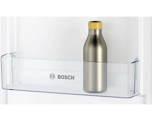 Metallflasche mit gelbem Deckel im Kühlschrankregal mit Bosch Logo