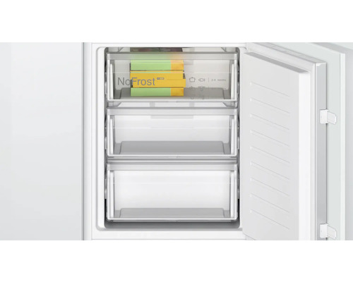 Geöffneter Gefrierschrank mit drei Schubladen und No Frost Funktion