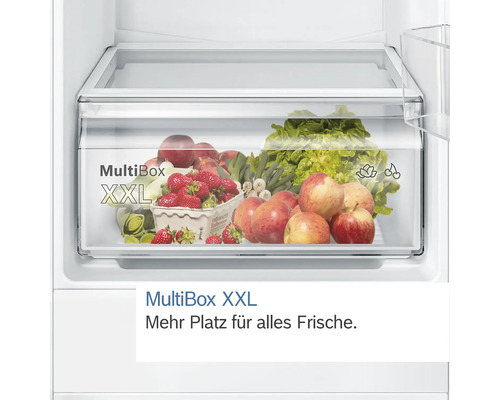 Gefüllte MultiBox XXL Schublade im Kühlschrank mit Obst und Gemüse