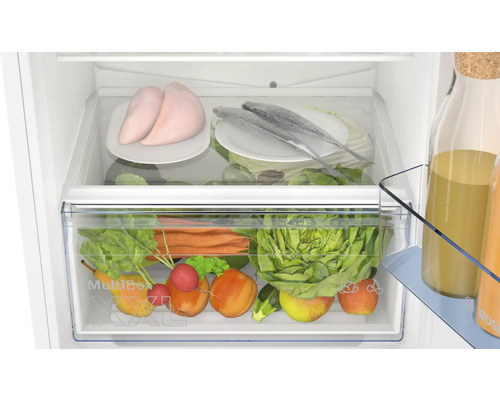 Innenansicht eines Kühlschranks mit einer MultiBox XXL gefüllt mit Gemüse, Obst, Fisch und Geflügel