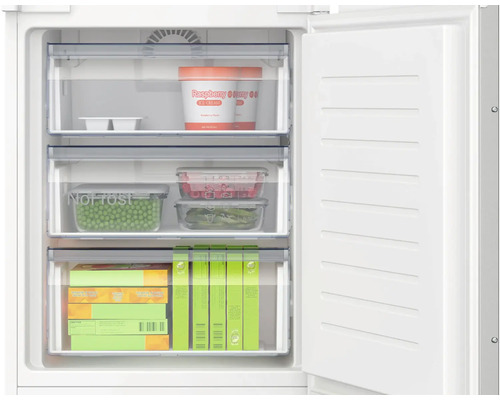 Gefrierschrank mit geöffneter Tür und transparenten Schubladen gefüllt mit Lebensmitteln wie Eis, Erbsen und gefrorenen Produkten