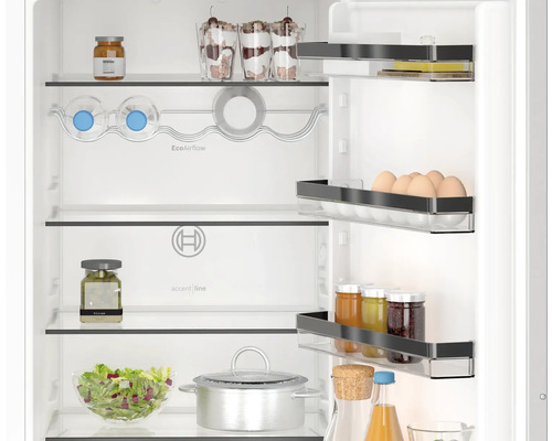 Innenraum eines Kühlschranks mit Lebensmitteln auf mehreren Regalen und in Türfächern