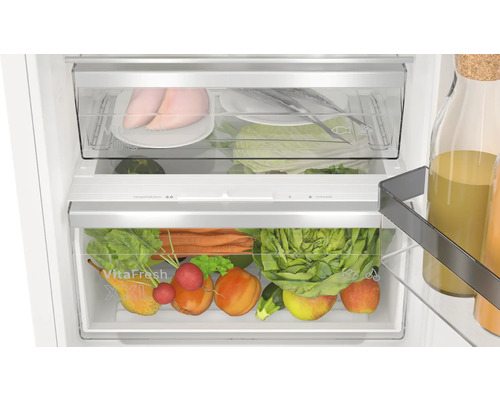 Innenansicht eines Kühlschranks mit Lebensmitteln in Schubladen