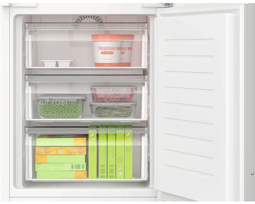 Gefrierschrank mit offenen Schubladen gefüllt mit Lebensmitteln