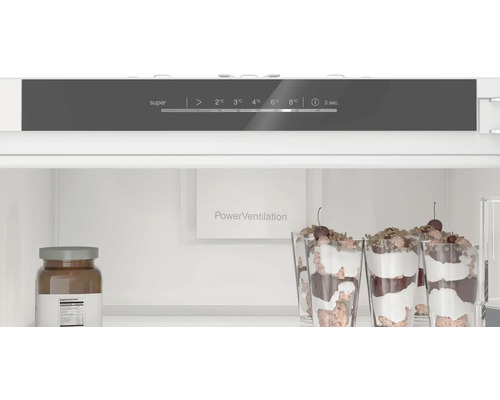 Innenraum eines Kühlschranks mit Temperaturregler, PowerVentilation und Lebensmitteln
