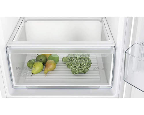 Kühlschrank mit Gemüsefach gefüllt mit Birnen und Brokkoli