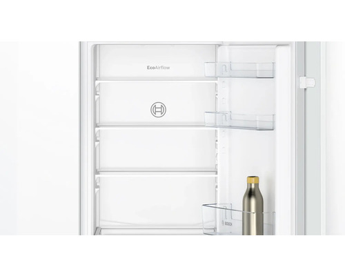 Innenansicht eines Kühlschranks mit Regalen und einer Flasche. Bosch Logo.