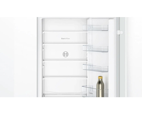 Innenansicht eines leeren Kühlschranks mit EcoAirflow und einer Flasche unten