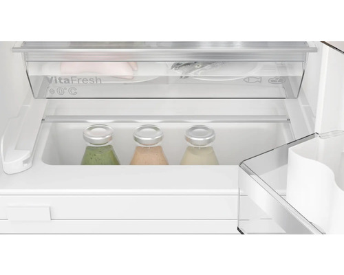 Innenansicht eines Kühlschranks mit VitaFresh Schublade, gefüllt mit Lebensmitteln in Behältern