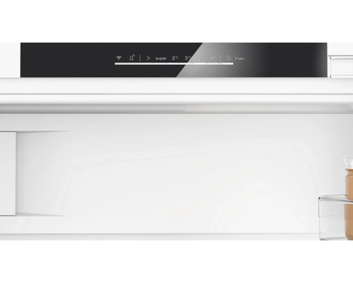 Innenraum eines Kühlschranks mit digitaler Temperaturanzeige