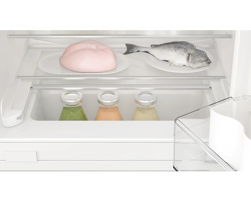 Innenraum eines Kühlschranks mit Fleisch, Fisch und Saucen