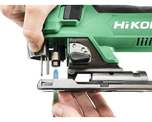 Einsetzen eines Sägeblatts in eine Stichsäge von HiKOKI