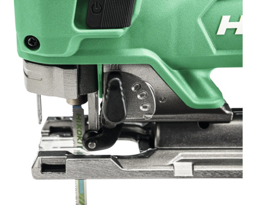 Detailansicht einer Stichsäge mit Metallsägeblatt