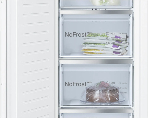 Gefrierschrank mit No-Frost-Funktion und Lebensmitteln in Schubladen