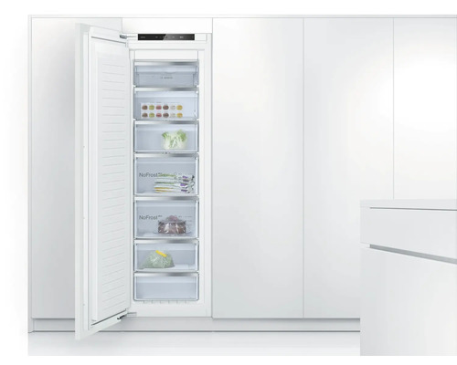 Geöffneter Gefrierschrank mit mehreren Schubladen zur Aufbewahrung von Lebensmitteln