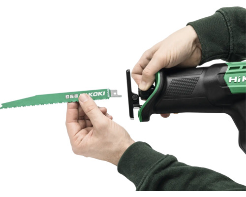 Bedienung einer Säbelsäge zum Einsetzen eines Sägeblatts