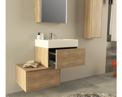 Badezimmer mit Waschtischunterschrank, Waschbecken, Spiegelschrank und Hochschrank in Holzoptik