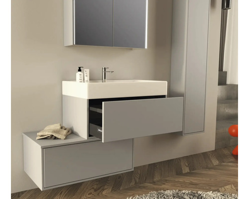 Badezimmer mit Waschtisch, Waschbecken, Spiegelschrank und Hochschrank