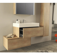 Modernes Badezimmer mit Waschtisch, Unterschrank, Spiegelschrank und Hochschrank für ein stilvolles Ambiente