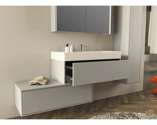 Modernes Badezimmerensemble mit Waschtisch, Unterschrank und Spiegel